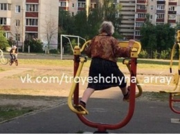 В Киеве засекли ну очень нестандартную бабулю. ФОТО
