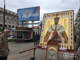 Красные пилотки и царь Николай: появились фото, что творится в Донецке на 9 Мая