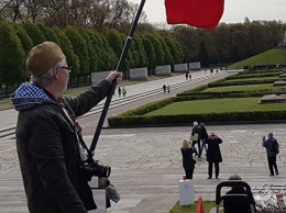 В Бердине несколько тысяч человек приняли участие в официальном возложении цветов утром к советскому мемориалу в Трептов-парке