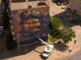 В Краснодаре на фасаде дома изобразили портрет летчицы Бершанской