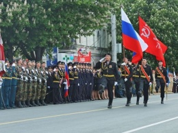 В столице Крыма прошел первый военный парад с момента распада СССР