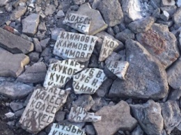 В России дыру в асфальте залатали мемориальной плитой с именами героев Второй мировой войны