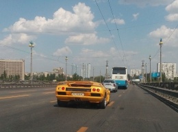 Картина маслом: Lamborghini для президента на дорогах Украины