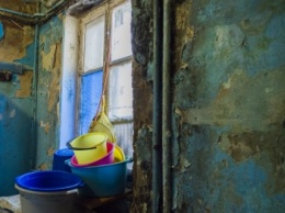 Трущобы столицы: жители киевской сталинки травятся грибком и латают стены (ФОТОРЕПОРТАЖ)