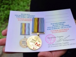 Накануне Дня Победы жителям Черноморска вручали юбилейные медали «70 лет победы над нацизмом»