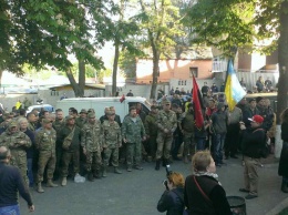 К митингу под ГУНП Днепропетровщины присоединились АТОшники Днепра