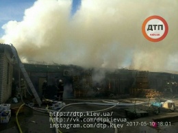В Киеве горит Дарницкий рынок