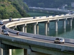 В Китае построили первый в мире мост вдоль реки (фото)