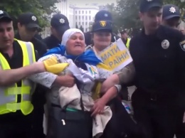 Под окнами Порошенко полиция погрузила в автозак митинговавших матерей атошников