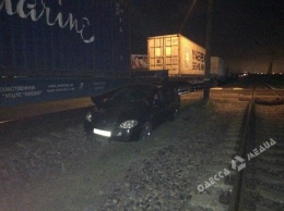 Под Одессой поезд протаранил автомобиль (фото, видео)