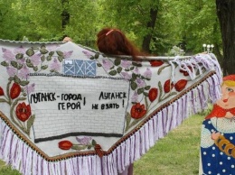 В Луганске показали «патриотические» платки и наволочки с символикой «ЛНР»