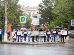 Студенты вышли на дороги Симферополя с плакатами