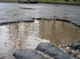 В Симферополе после дождя лужи на дорогах засыпают землей (ВИДЕО)