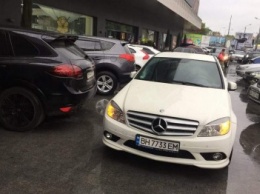 Автохам на белом Mercedes помешал одесситам в Аркадии (ФОТО)