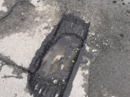 На Херсонщине изобрели новую технологию ремонта дорог или просто "катают" деньги в асфальт? (фото)