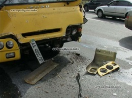 ДТП в Киеве: маршрутный автобус врезался в грузовик - пострадали 10 человек. ФОТО