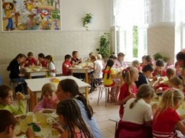 Киевские школьники будут питаться деликатесами?