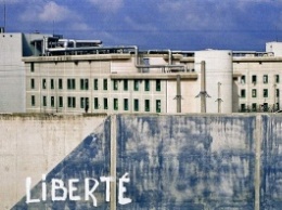 Во Франции заключенный с ножом взял в заложники замдиректора тюрьмы