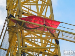 Куски красно-черного флага уже неделю порванными болтаются над недостроем у здания ОГА