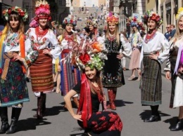 Украинки в вышиванках устроили дефиле в столице Италии