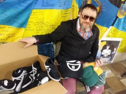 Днепровский активист собирает обувь для раненых бойцов АТО