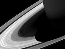 "Кассини" запечатлел гигантскую тень Сатурна на его кольцах