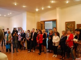 «Сквозь время»: в ЧНУ открылась выставка картин с урбанистическими мотивами Николаева (ФОТО)