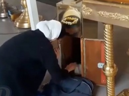 Жителей Ростова возмутила служительница храма с золотым iPhone 7
