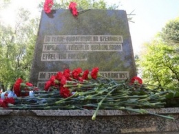 В Симферополе возложили цветы к памятникам, посвященным жертвам депортации (ФОТО)
