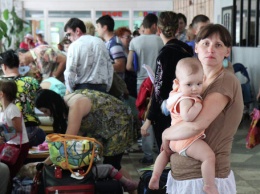 "На пару дней поесть ребенку". В Макеевке проводят "акцию" по выдаче "гуманитарки"
