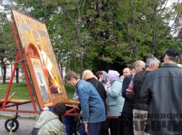 "Мироточит". В Енакиево "крестный ход" доставил икону Николая II