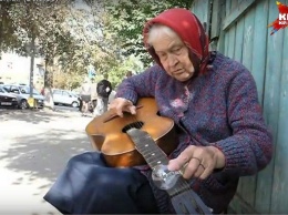 Блюз. Белорусская бабушка играет на гитаре с помощью лампочки. Теперь она -мировая знаменитость