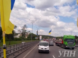 Колонна автомобилей из Киева двинулась на пикет к имению Порошенко в Козине