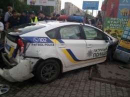 В Одессе полиция врезалась в магазин: пострадали две девушки (ФОТО, ВИДЕО)