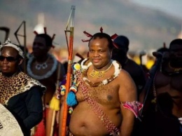Парад невест по-свазилендски: король выбирает 14-ую жену из 70 тысяч девственниц