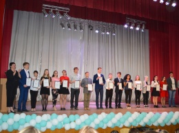 Школьники Феодосии получили свидетельства стипендиатов Совета министров и дипломы победителей конкурса МАН