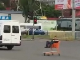 Житель Днепра катался по городу на тележке
