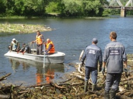 Кременчугские спасатели, водолазы и сотрудники водного хозяйства второй день чистят затор на Псле (ФОТО)