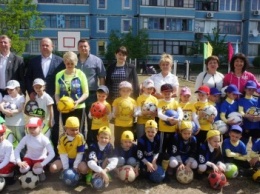 Дошкольники Каменского учились играть в футбол и баскетбол