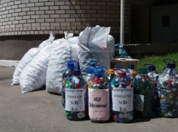 В Запорожье собрали 10 мешков и 20 бутылок пластиковых крышечек для помощи АТО, - ФОТО