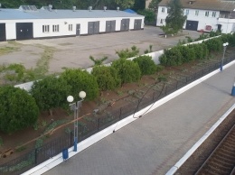Перрон вокзала украшает клумба «Мелитополь» (фото)