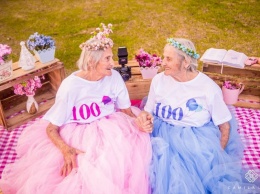 Бразильские сестры-близнецы отметили 100-летний юбилей веселой фотосессией