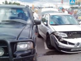 Как происходят аварии на парковках? Девушка на Renault не заметила Ford. ВИДЕО