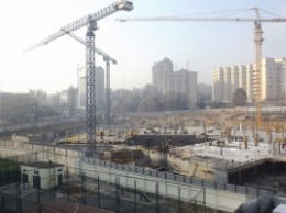 На Лукьяновской площади строят новый ТРК