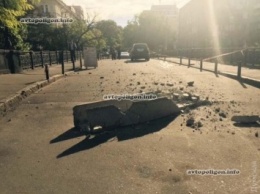 ДТП в Одессе: водитель Honda CR-V протаранил бетонные блоки на перекрытом мосту. ФОТО