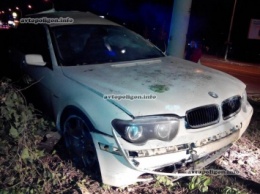 ДТП в Киеве: на Броварском проспекте BMW уничтожился об столб. ФОТО