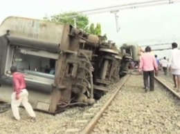 В Индии поезд сошел с рельсов, 2 иностранки погибли
