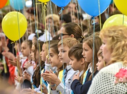 Последний звонок в Одессе: девочки в украинских веночках, а мальчики в пилотках цветов флага города (фоторепортаж)
