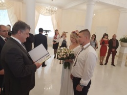 Порошенко в Одессе заявился выпить 100 граммов на свадьбе "киборга" и волонтерки и подарил им квартиру