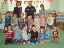 Николаевские спасатели учили малышей в детском саду правилам безопасного поведения (ФОТО)